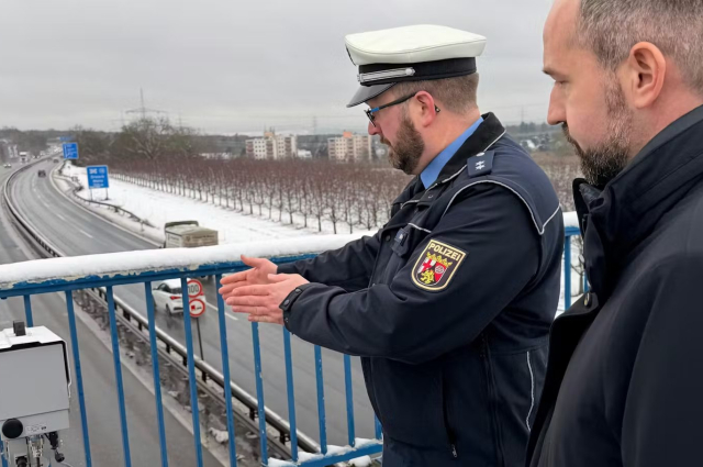 Újfajta traffipax jöhet Ausztriában – a telefonozó sofőrökre vadászik