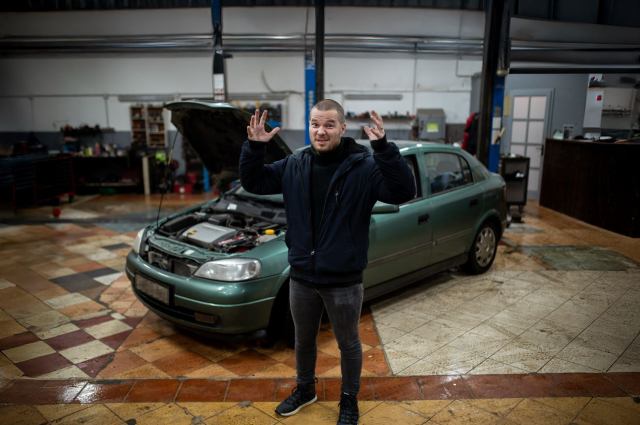 „És még írogatsz is?” – Mikó-Baráth György stand-upra vált, legalább egy estére