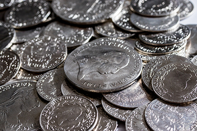 Tejesköcsögökben rejtőztek az ezüstpénzek