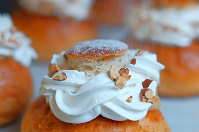 Egy falat Svédország Nagykanizsán – megérkezett a semla a Norma Coffee-ba